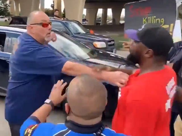 Se puede escuchar a un hombre no identificado gritando obscenidades a los manifestantes mientras están en la carretera.