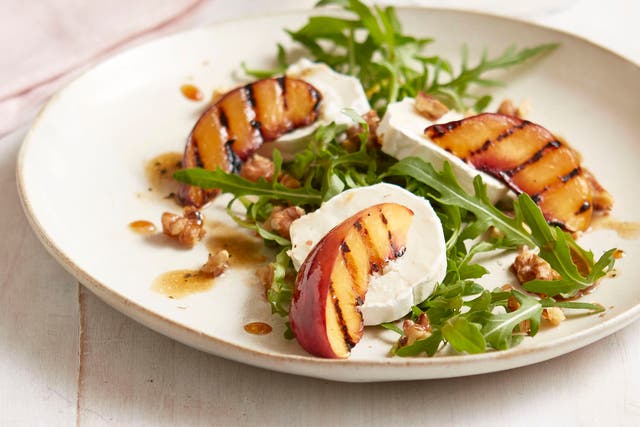 <p>Grilled nectarine salad with rocket & goat’s cheese</p>