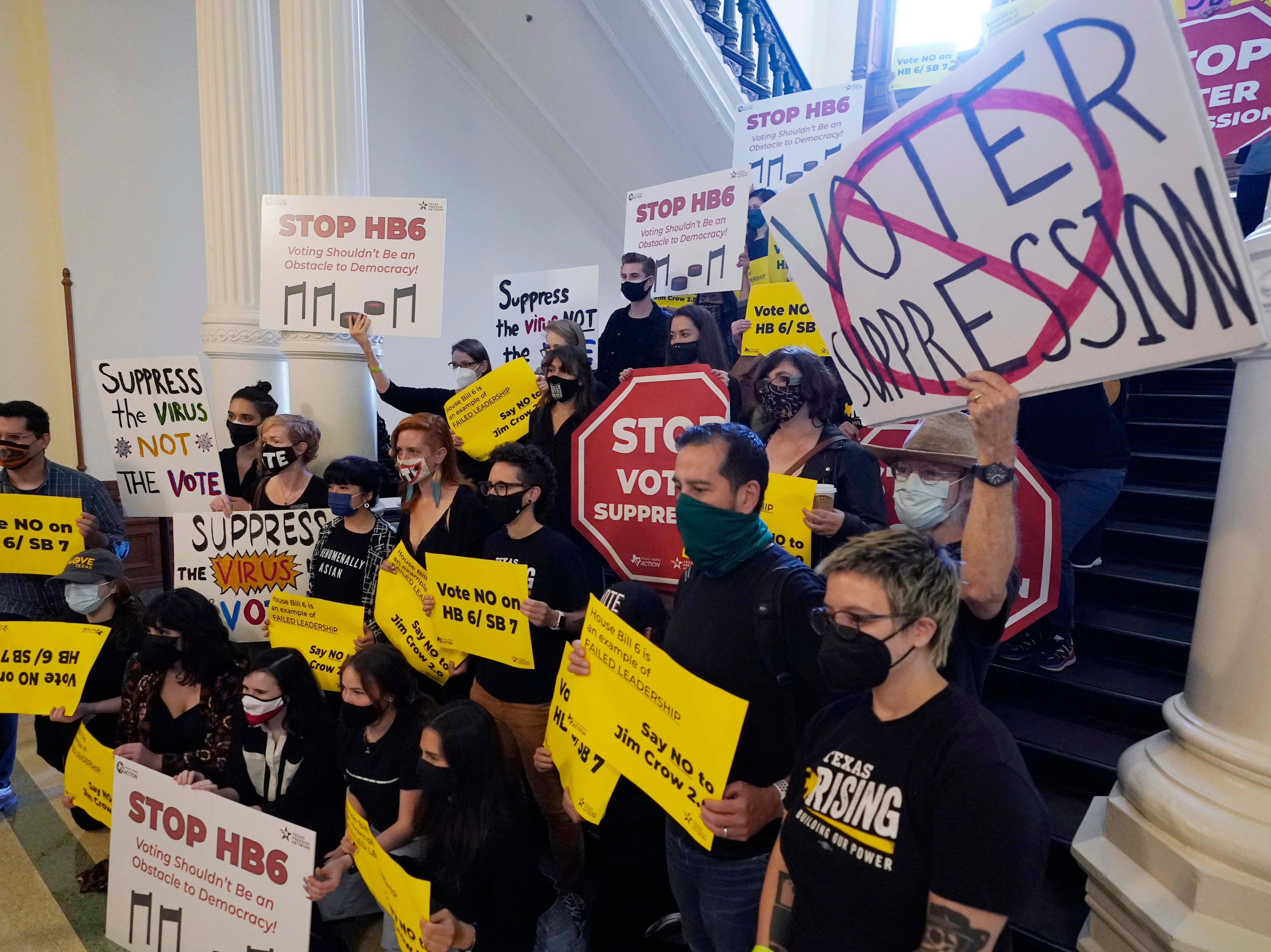 Un grupo se opone a la nueva legislación electoral se reúne frente a la Cámara de la Cámara en el Capitolio de Texas en Austin, Texas, el 6 de mayo de 2021