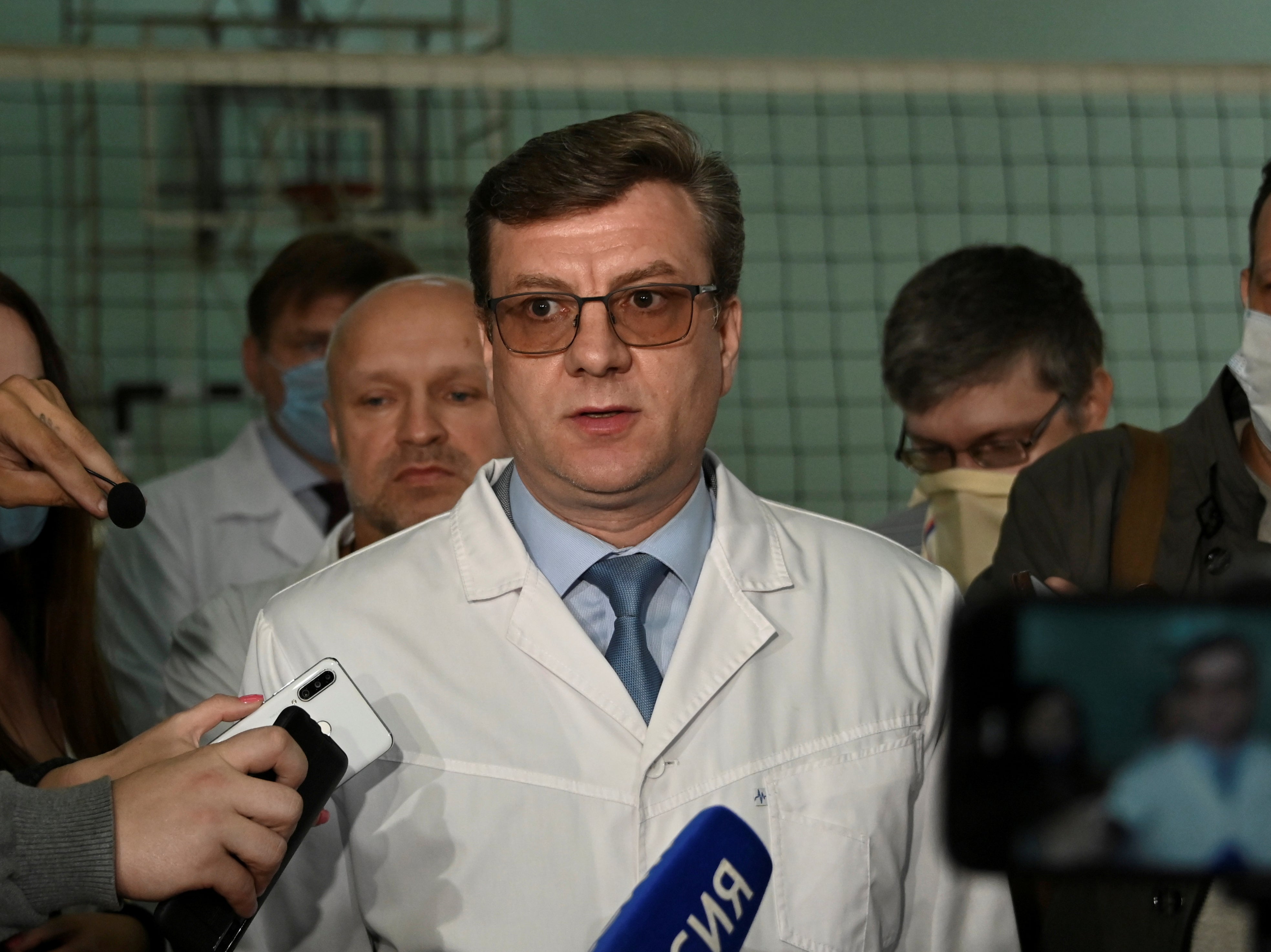 Alexander Murakhovsky speaks to the media after treating Alexei Navalny in August 2020