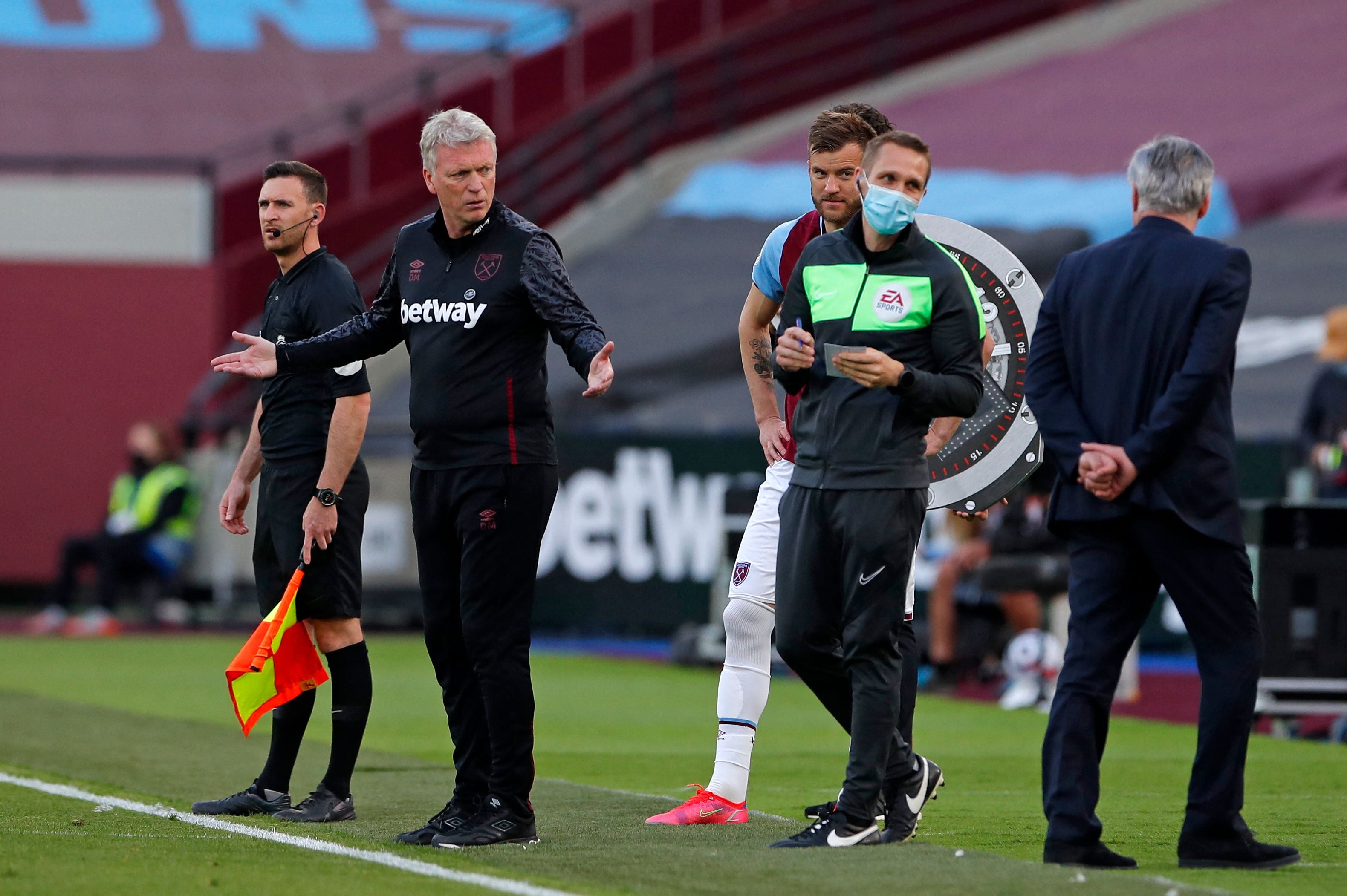 David Moyes gestures towards Carlo Ancelotti at the London Stadium