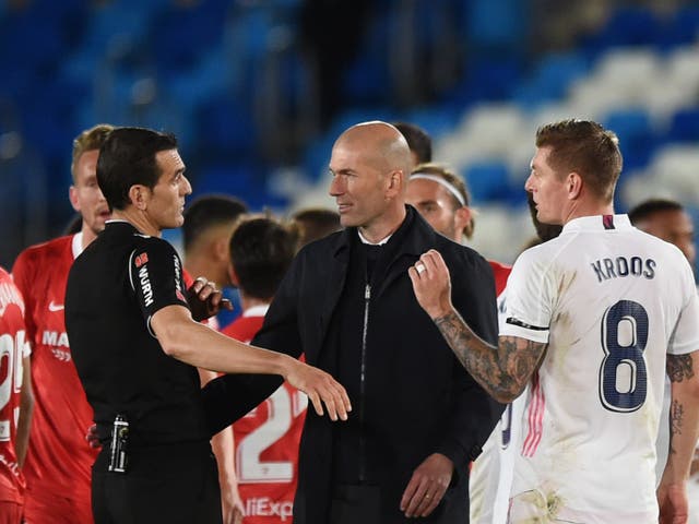 Zinedine Zidane, Head Coach of Real Madrid interacts with Referee Juan Martinez Munuera 