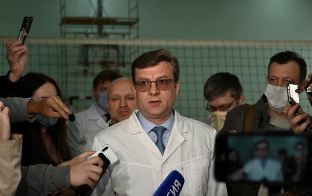 Alexander Murakhovsky, médico jefe de un hospital, donde Alexei recibe tratamiento médico, habla con los medios en Omsk, Rusia, 21 de agosto de 2020