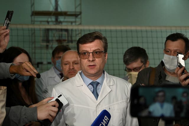 Alexander Murakhovsky, médico jefe de un hospital, donde Alexei recibe tratamiento médico, habla con los medios en Omsk, Rusia, 21 de agosto de 2020