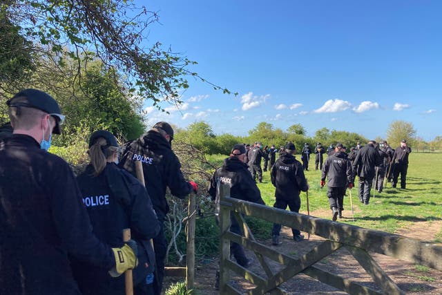 <p>Agentes de policía registran un campo cerca de Ratling Road en Aylesham, Kent, mientras continúa la investigación del asesinato de la PCSO Julia James.</p>