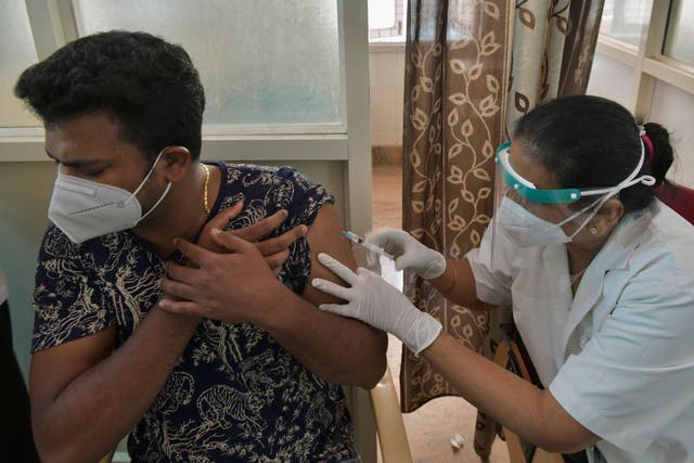 Un trabajador médico inocula a un hombre con una dosis de la vacuna Covid-19 en un centro de vacunación en Bangalore el 7 de mayo de 2021.