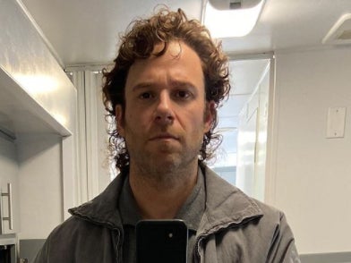 Seth Rogen is genuinely unrecognisable in a selfie from the set of ‘Pammy & Tom’