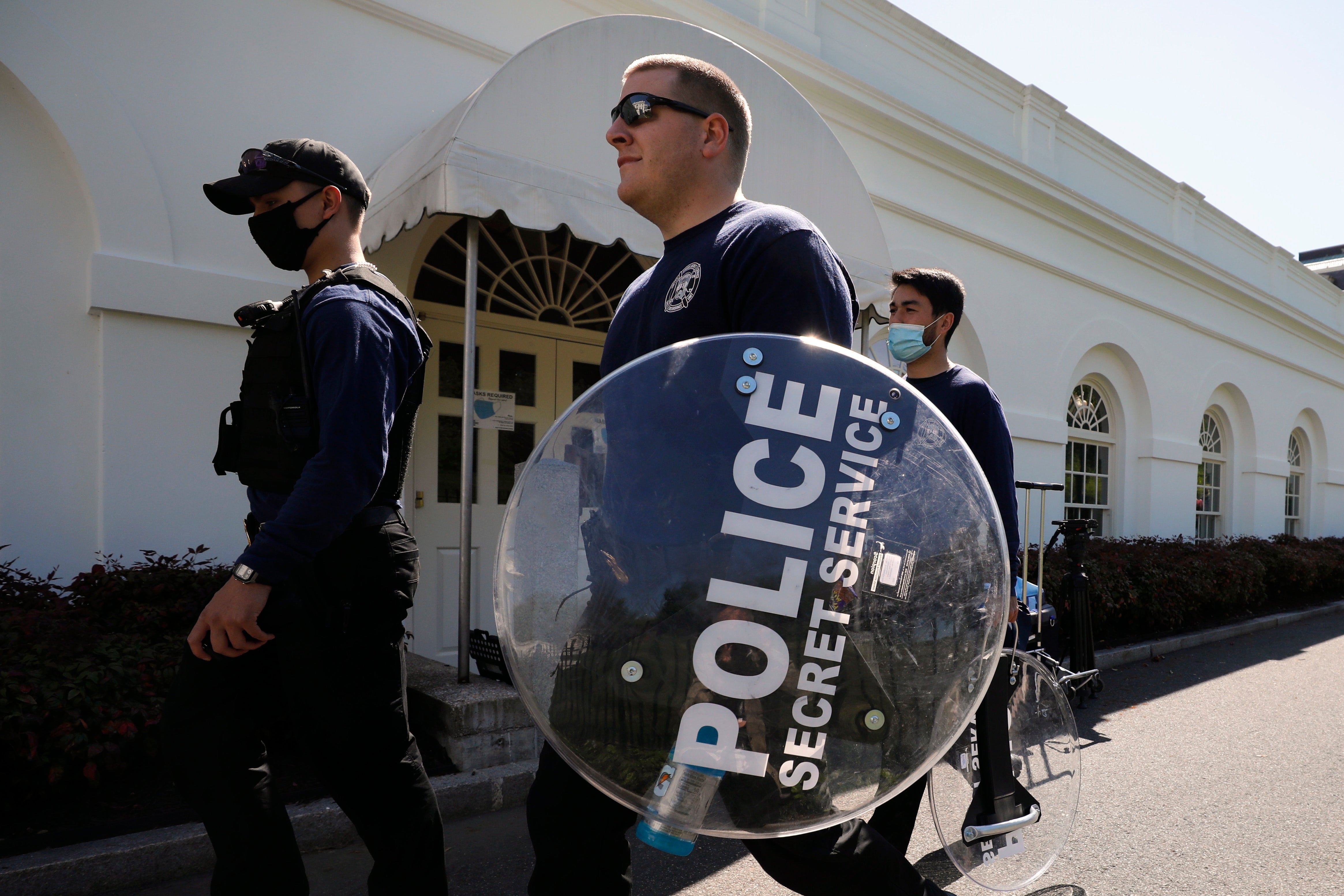 epa09148184 Members of US Secret Service carry riot shields on a driveway at the White House in Washington, DC, USA, on 20 April 2021. EPA/Yuri Gripas / POOL