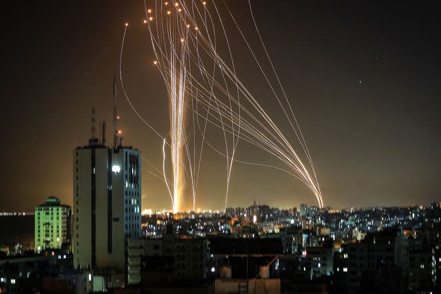 <p> Hamás afirmó que había disparado más de 130 cohetes hacia Tel Aviv en respuesta a un ataque aéreo israelí </p>