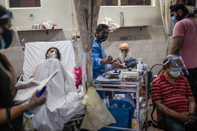 El personal médico atiende a los pacientes positivos al Covid-19 en la sala de emergencias del hospital Holy Family, Delhi. Se han informado casos de infecciones por hongos negros en toda la India