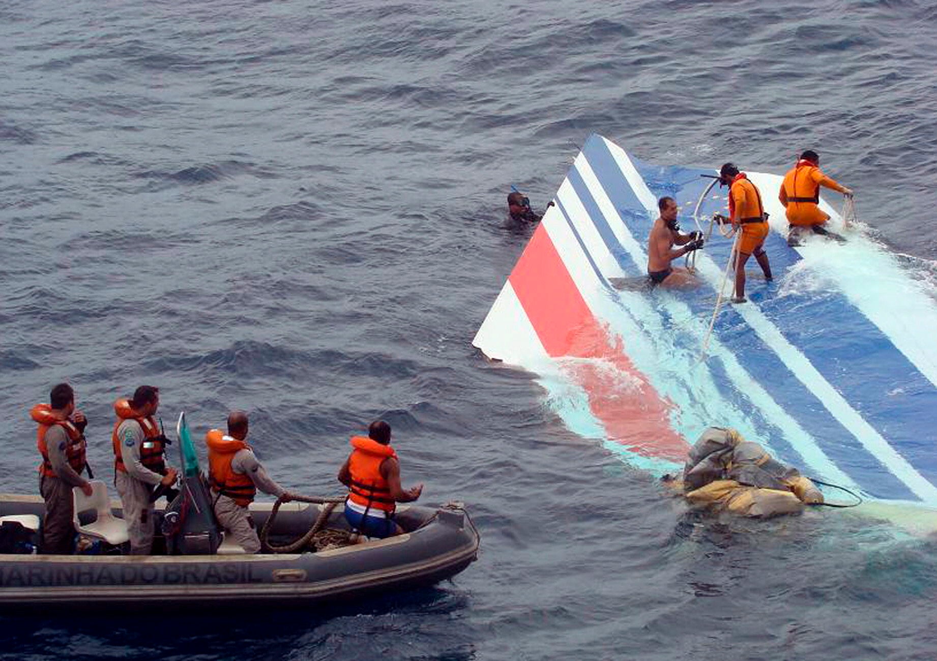 Marines recover debris from Air France plane during search operations in 2009