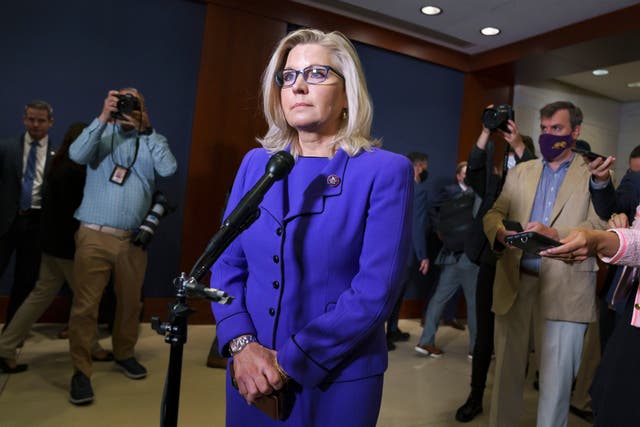 Liz Cheney habla con los periodistas después de que los republicanos de la Cámara votaran para destituirla de su puesto de liderazgo como presidenta de la Conferencia Republicana de la Cámara.