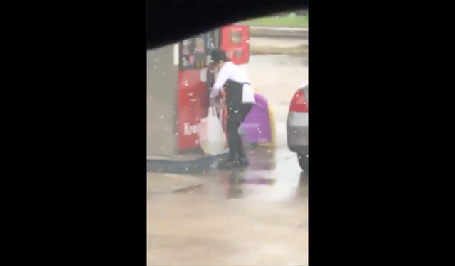 Una mujer llena una bolsa de plástico con gasolina en medio de la escasez tras el ciberataque Colonial Pipeline