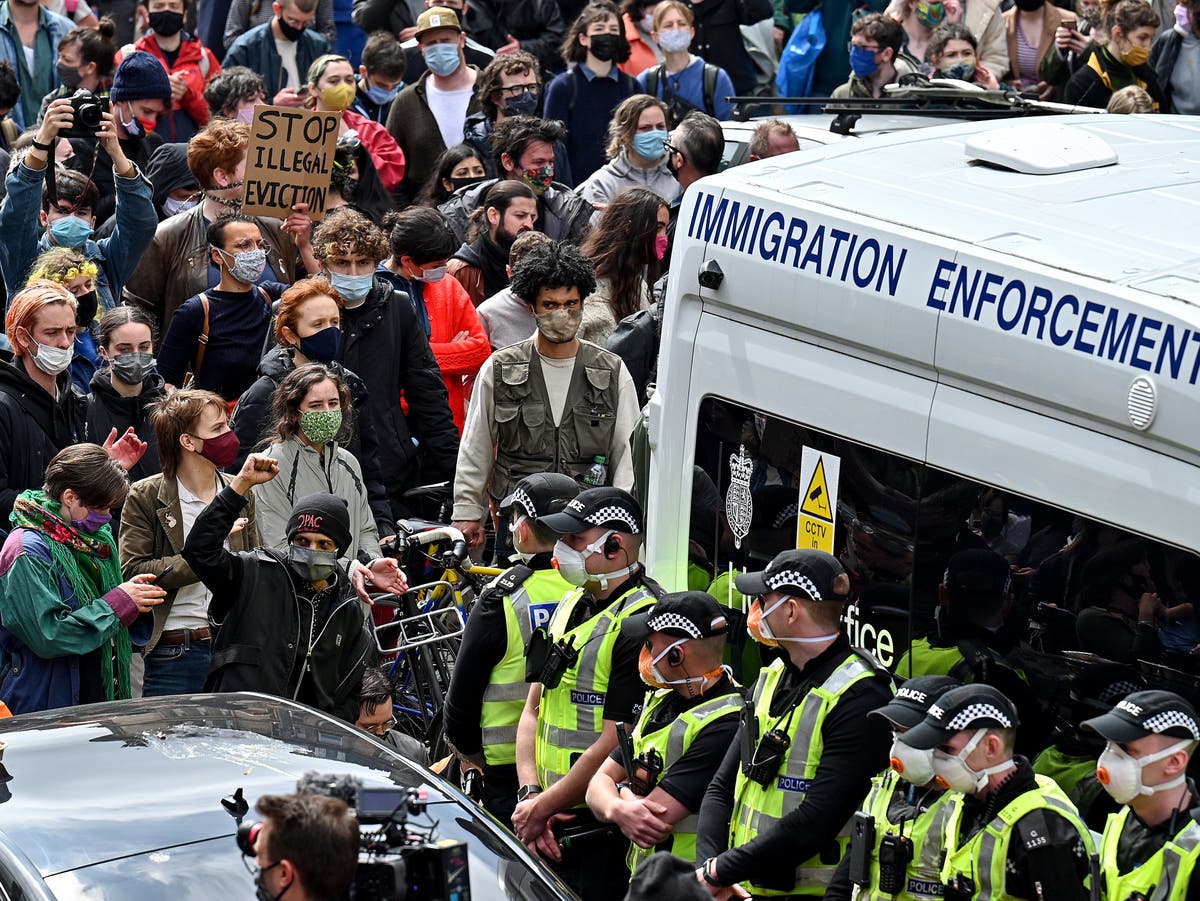 Neighbours rush to street to block Home Office from removing Muslim immigrants on Eid