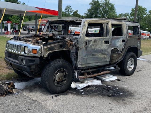 Un Hummer que transportaba cuatro latas de gas estalló en llamas justo después de llenarse al norte de Tampa, Florida, el 12 de mayo de 2021.