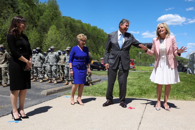 La primera dama estadounidense, Jill Biden, saluda a los miembros de la Guardia Nacional de Virginia Occidental con el senador Joe Manchin, su esposa Gayle y la actriz Jennifer Garner durante un viaje a Charleston, WV, el 13 de mayo de 2021.