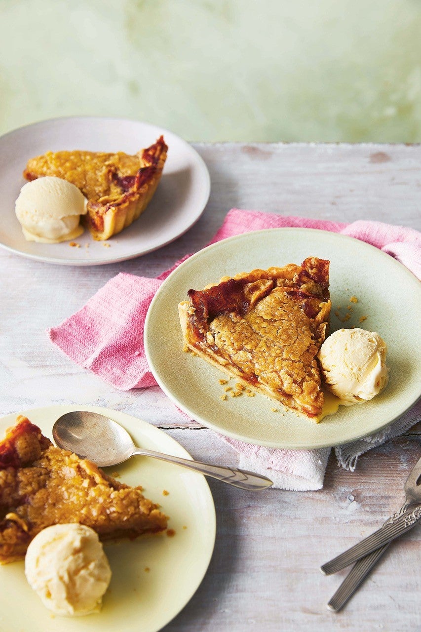 Can’t decide between apple pie and crumble? Combine them!