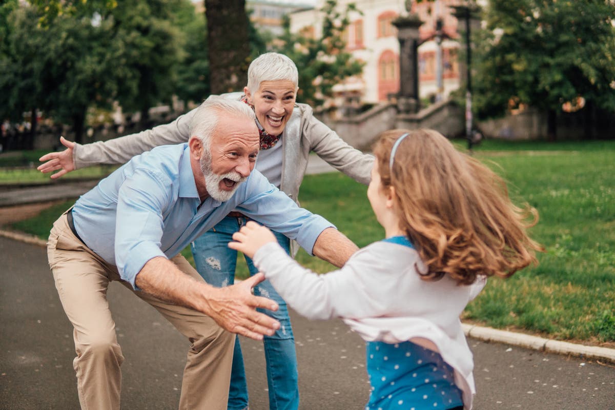 My grandfather likes. Дедушка и внук. Счастливый дед. Дедушка с внуками. Бабушка дедушка и внуки.