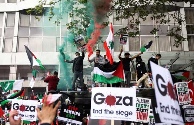 Manifestantes pro palestinos asisten a una protesta tras un estallido de violencia israelí-palestina, en Londres