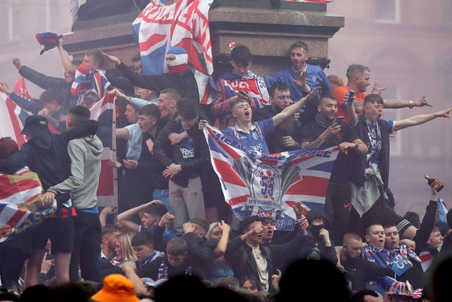 Los fanáticos de los Rangers celebran en George Square, Glasgow, a pesar del límite de 50 coronavio en reuniones públicas