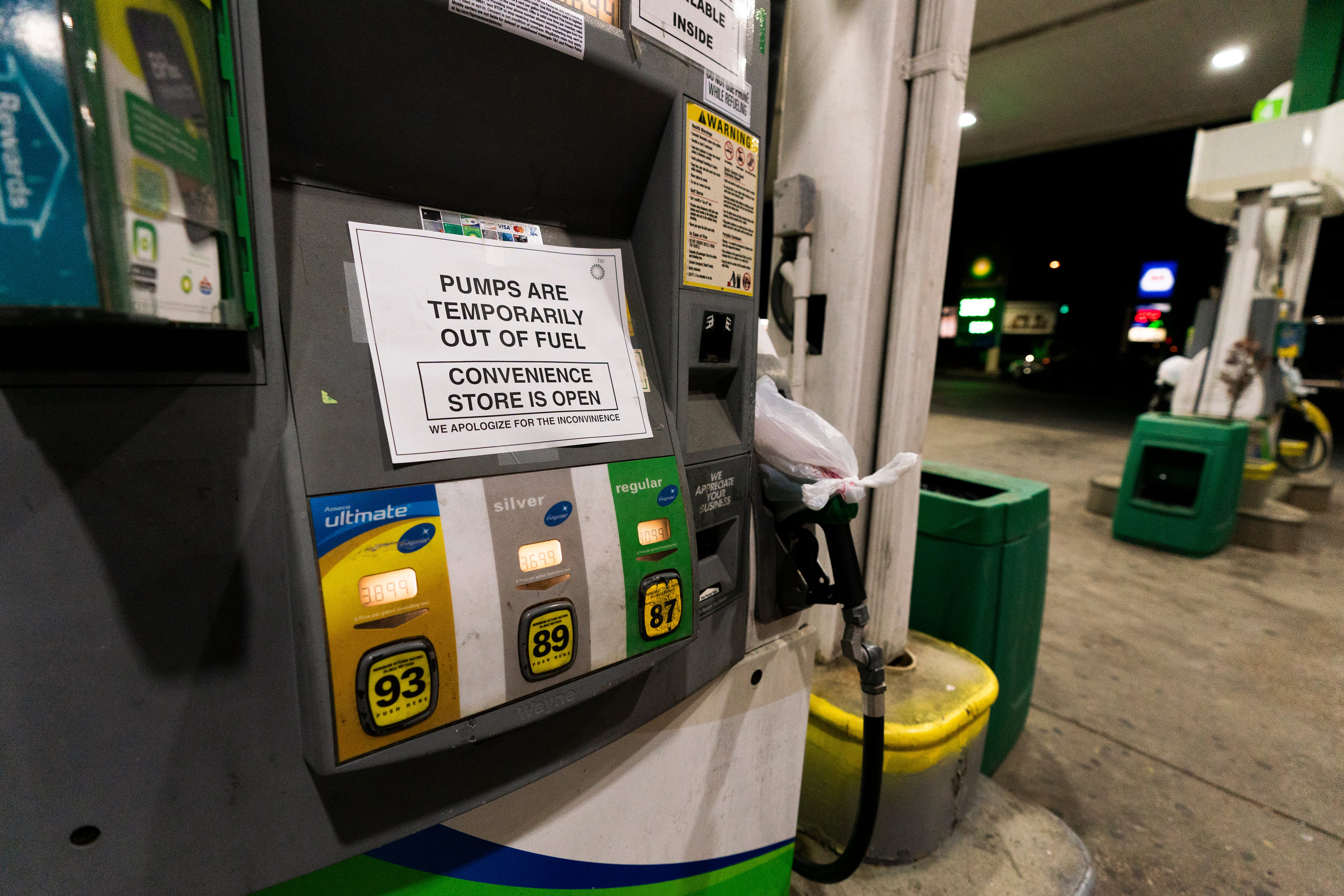 <p>Un cartel en una bomba de gasolina de una estación en Silver Spring, Maryland, avisa a los consumidores que no tiene combustible. </p>