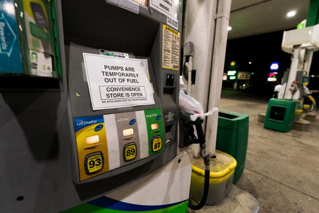 <p>Un cartel en una bomba de gasolina de una estación en Silver Spring, Maryland, avisa a los consumidores que no tiene combustible. </p>