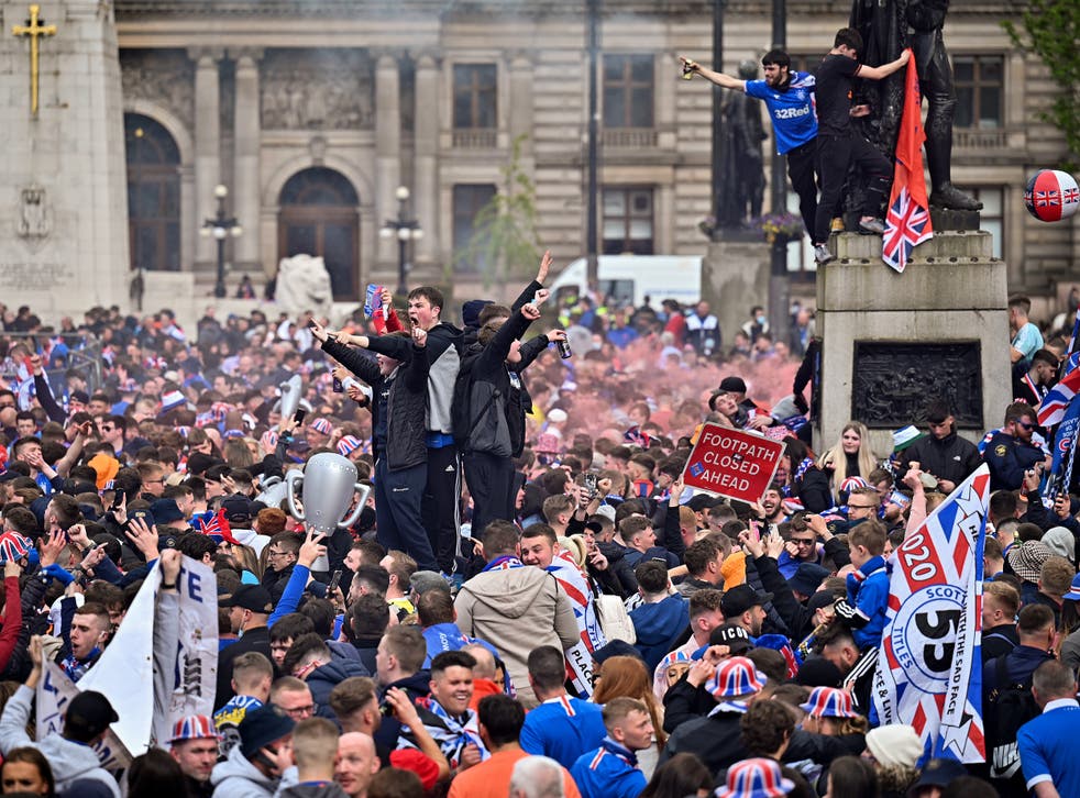 Rangers Fans Forced From Glasgow George Square In Disgraceful Scenes The Independent