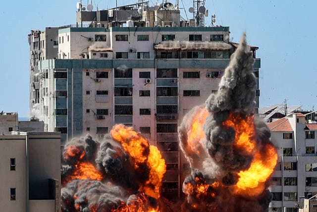 The moment an Israeli airstrike hit the al Jaala tower in Gaza City