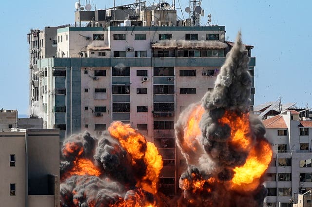 The moment an Israeli airstrike hit the al Jaala tower in Gaza City