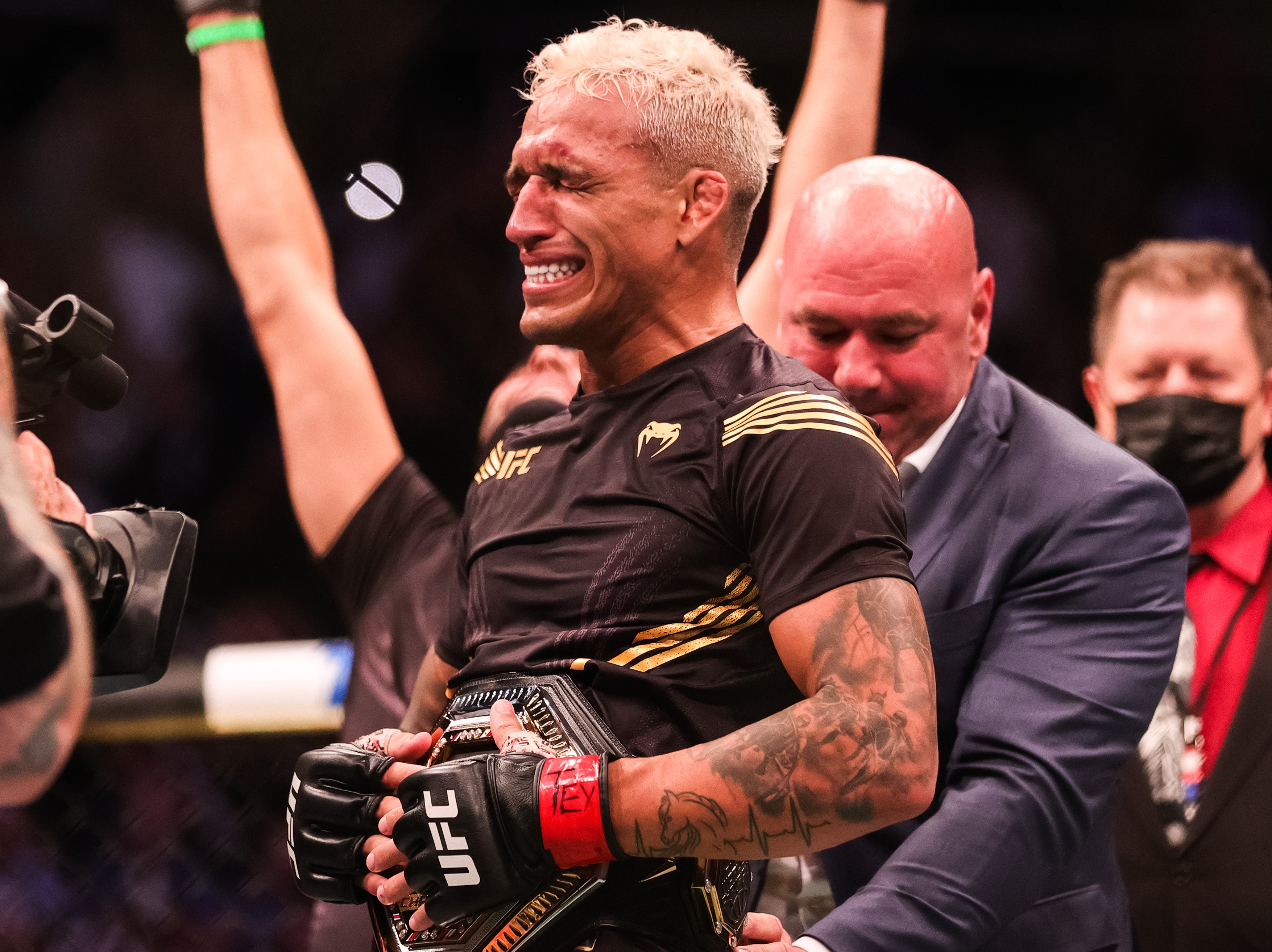 Oliveira captured the vacant UFC lightweight title at UFC 262