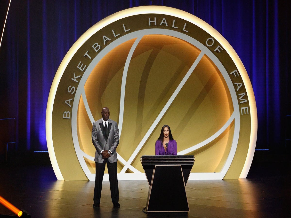 This Day In Lakers History: Kobe Bryant Inducted Into Naismith Memorial  Basketball Hall Of Fame