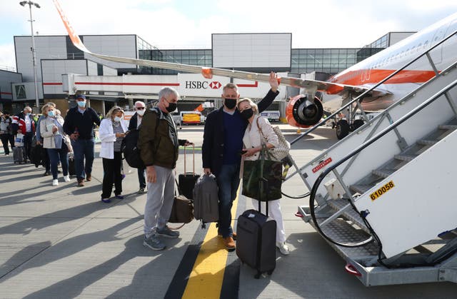 Los pasajeros se preparan para abordar un vuelo de easyJet a Faro, Portugal, en el aeropuerto de Gatwick