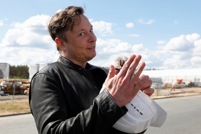 El fundador de SpaceX y CEO de Tesla, Elon Musk, visita el sitio de construcción de la gigafábrica de Tesla en Gruenheide, cerca de Berlín.