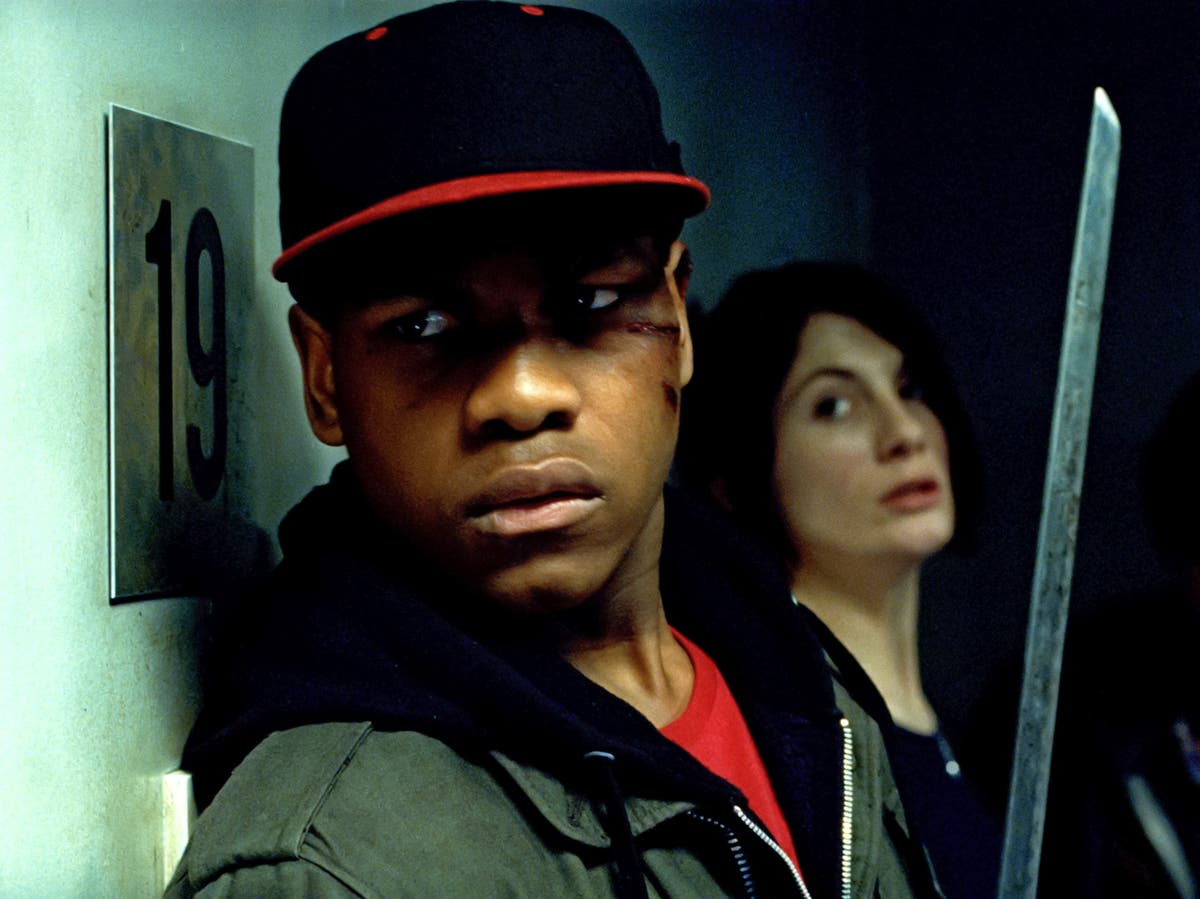 Два без. Чужие на районе / Attack the Block (реж. Джо Корниш, 2011). Чужие на районе Джон Бойега. Мозес фильм чужие на районе. Фильм чужой район.