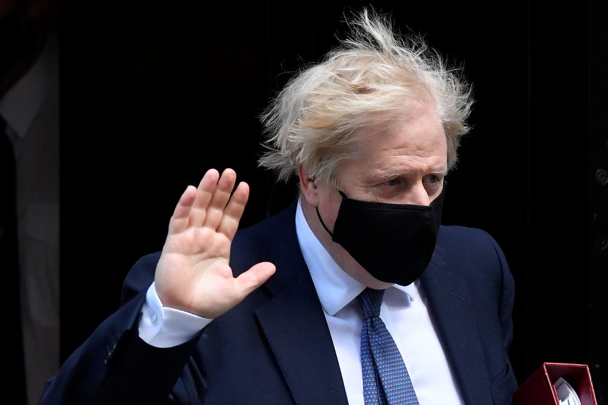 Boris Johnson’s £840aroll gold wallpaper ‘keeps falling down’ as