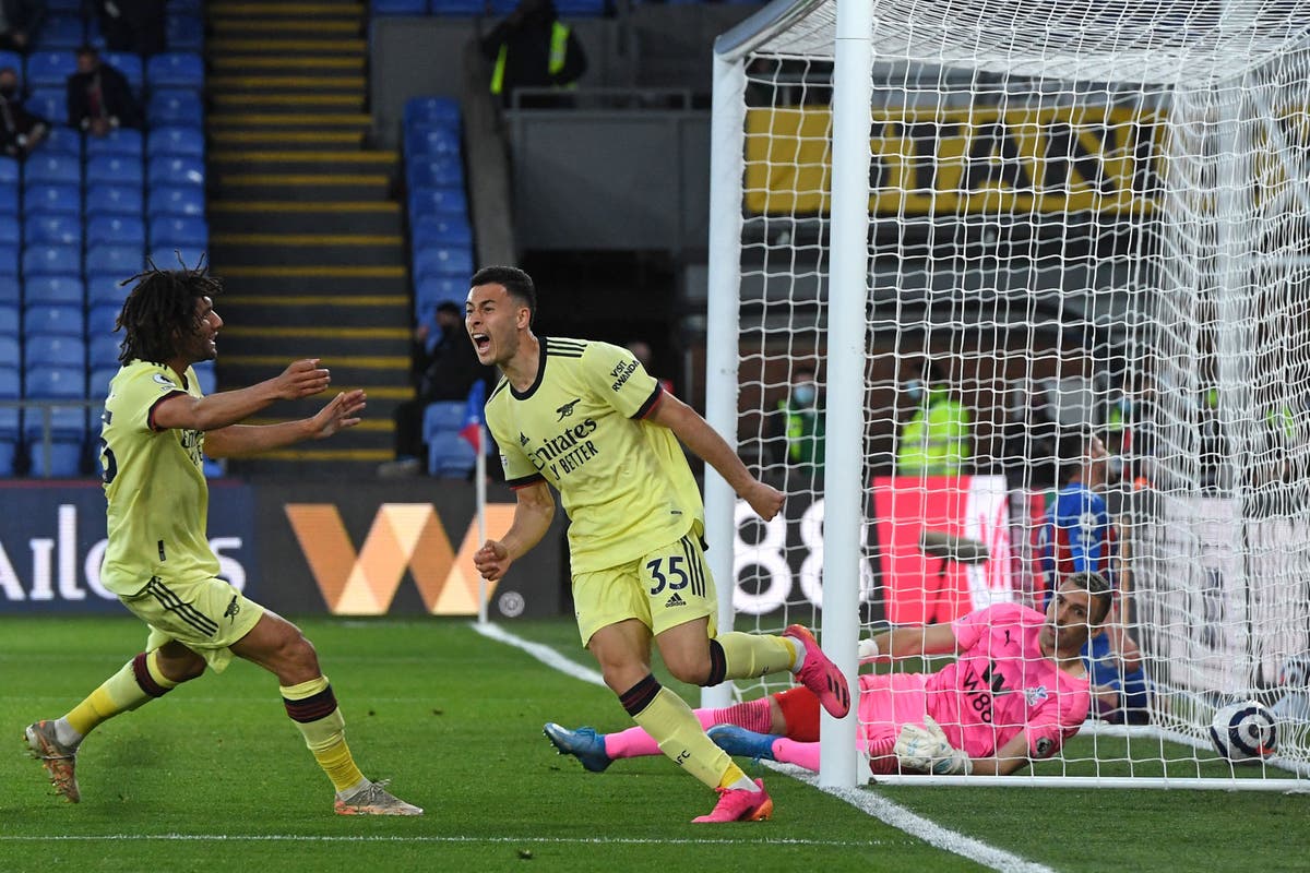 Arsenal strike late to maintain slim European hopes and spoil Roy Hodgson&rsquo;s Selhurst Park farewell