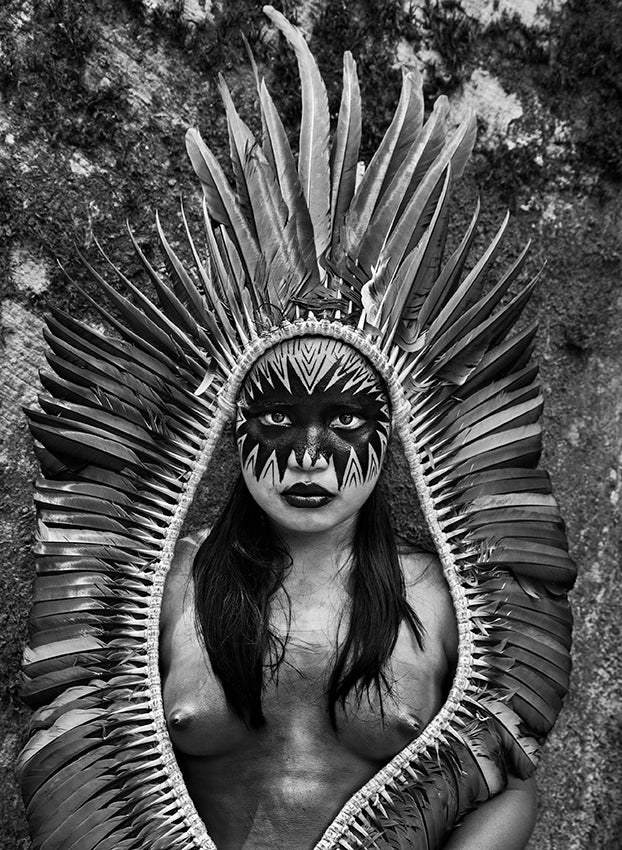 Bela Yawanawá, from the village of Mutum, with a headdress and painted face. Rio Gregório Indigenous Territory, state of Acre, 2016