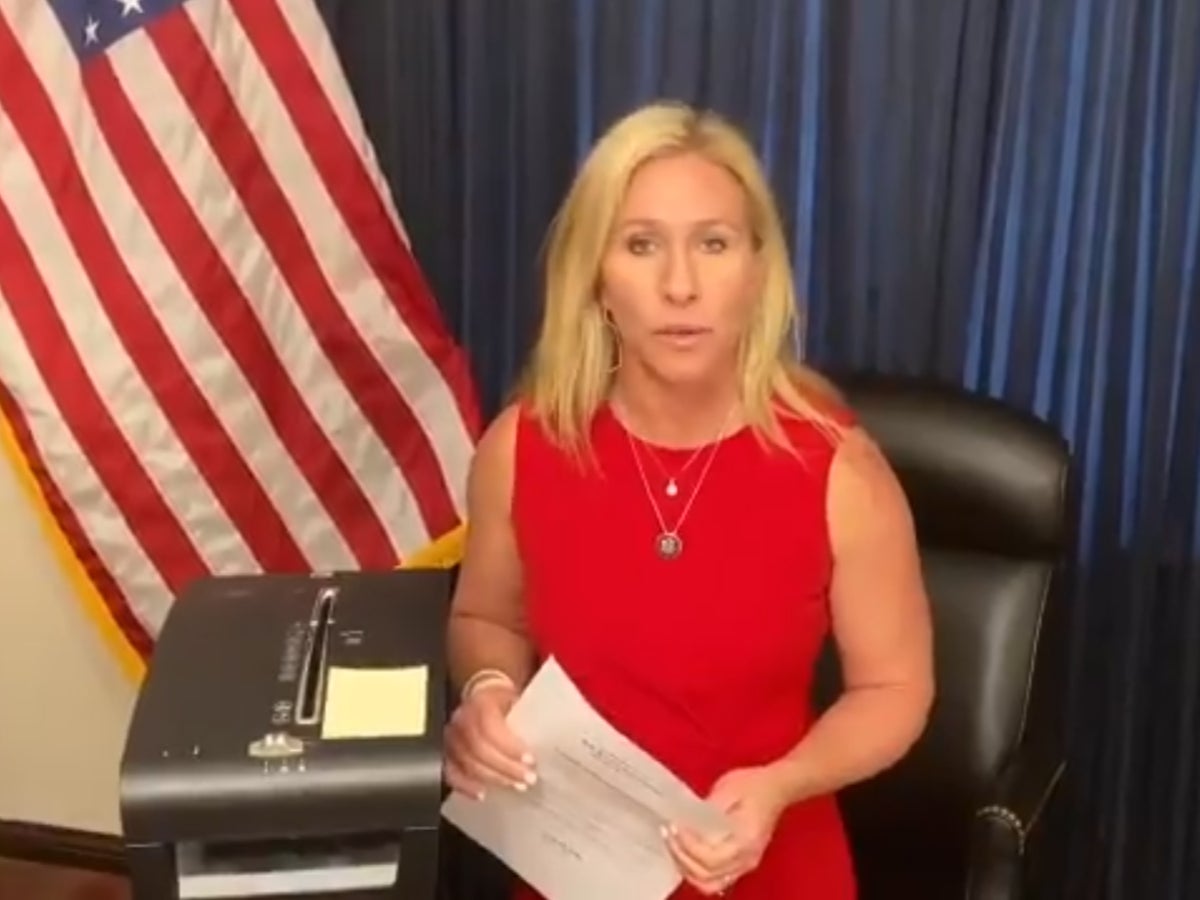 Marjorie Taylor-Greene recibió la advertencia después de aparecer en el piso de la Cámara el miércoles sin máscara.
