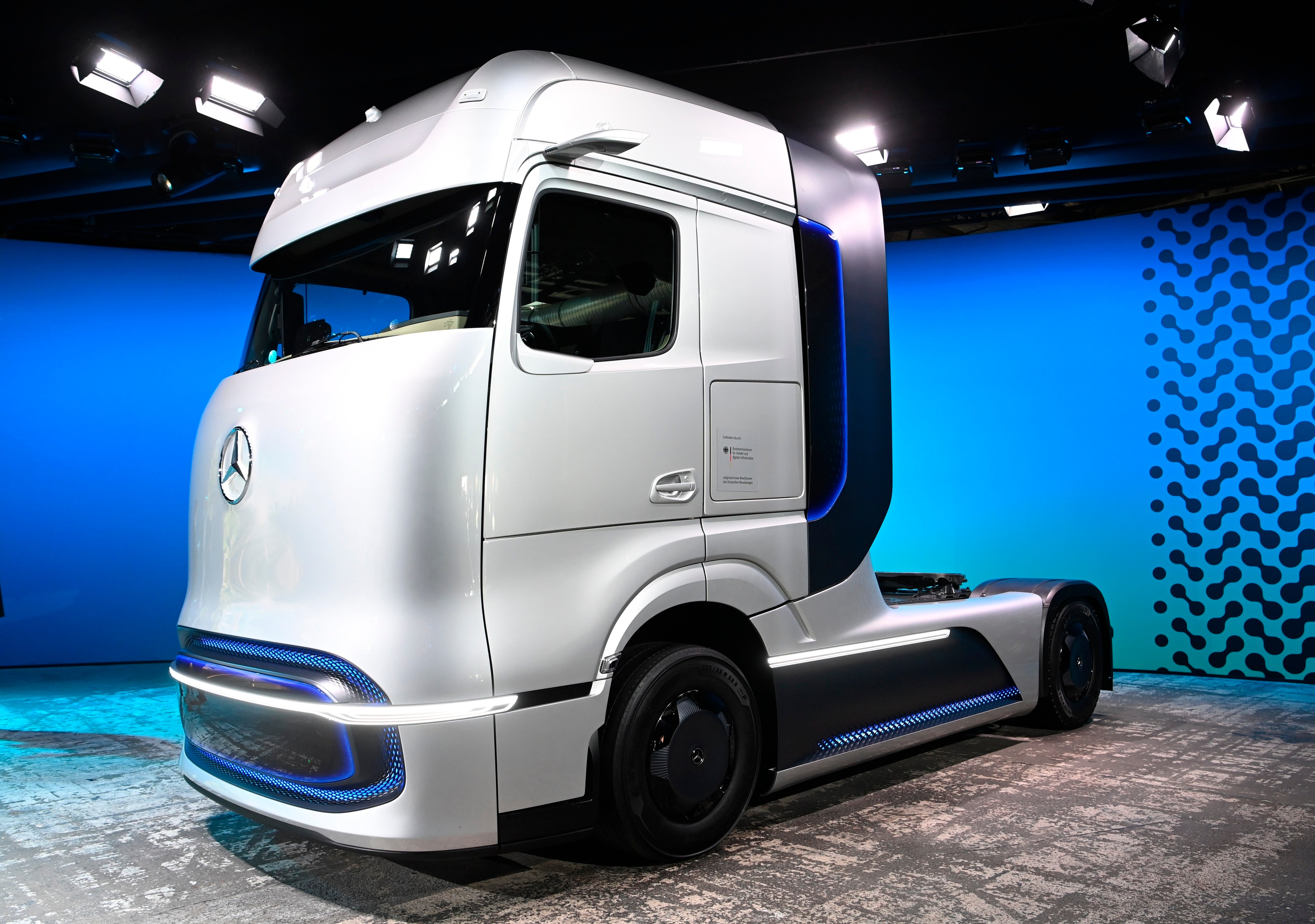 Daimler Truck to shift spending to battery, hydrogen rigs Rotterdam Germany Daimler Europe