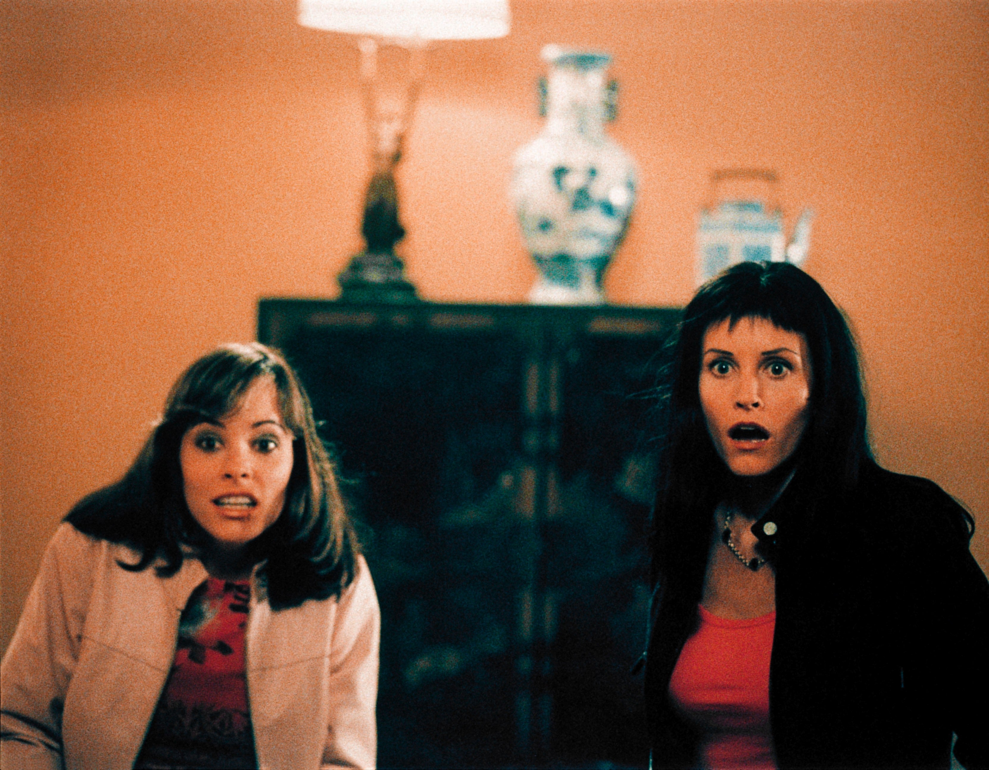 Parker Posey, Courteney Cox and her infamous fringe in Scream 3 (1999)
