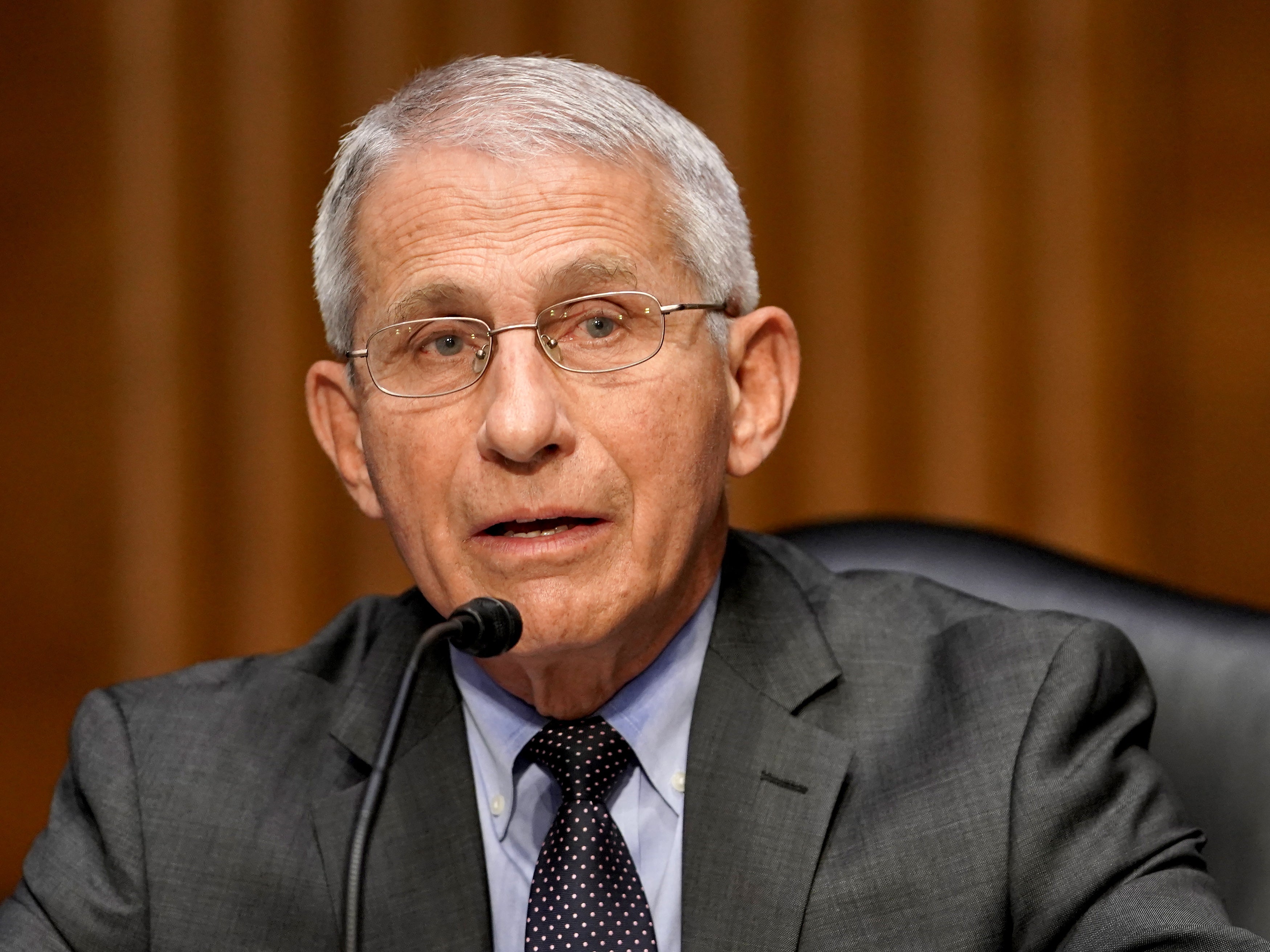 El Dr. Anthony Fauci, director del Instituto Nacional de Alergias y Enfermedades Infecciosas, responde preguntas durante un Comité Senatorial de Salud, Educación, Trabajo y Pensiones.
