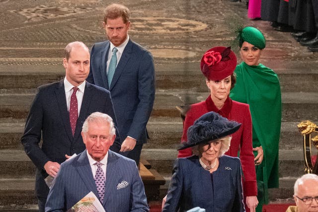 El príncipe Harry con miembros de la familia real, incluidos el hermano, el príncipe William y el padre, el príncipe Carlos.