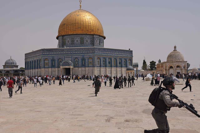 <p>Israeli security forces and Palestinians at the Al-Aqsa Mosque</p>