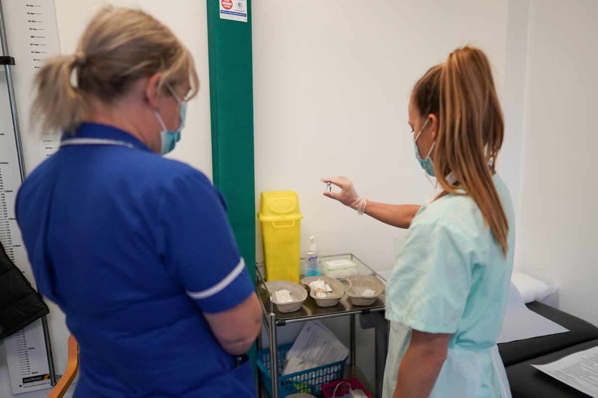 Covid vaccinations extended to people aged 32 and 33