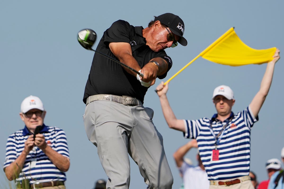 History-chasing Phil Mickelson claims clubhouse lead at US PGA Championship History-chasing Phil Mickelson claims clubhouse lead at US PGA Championship