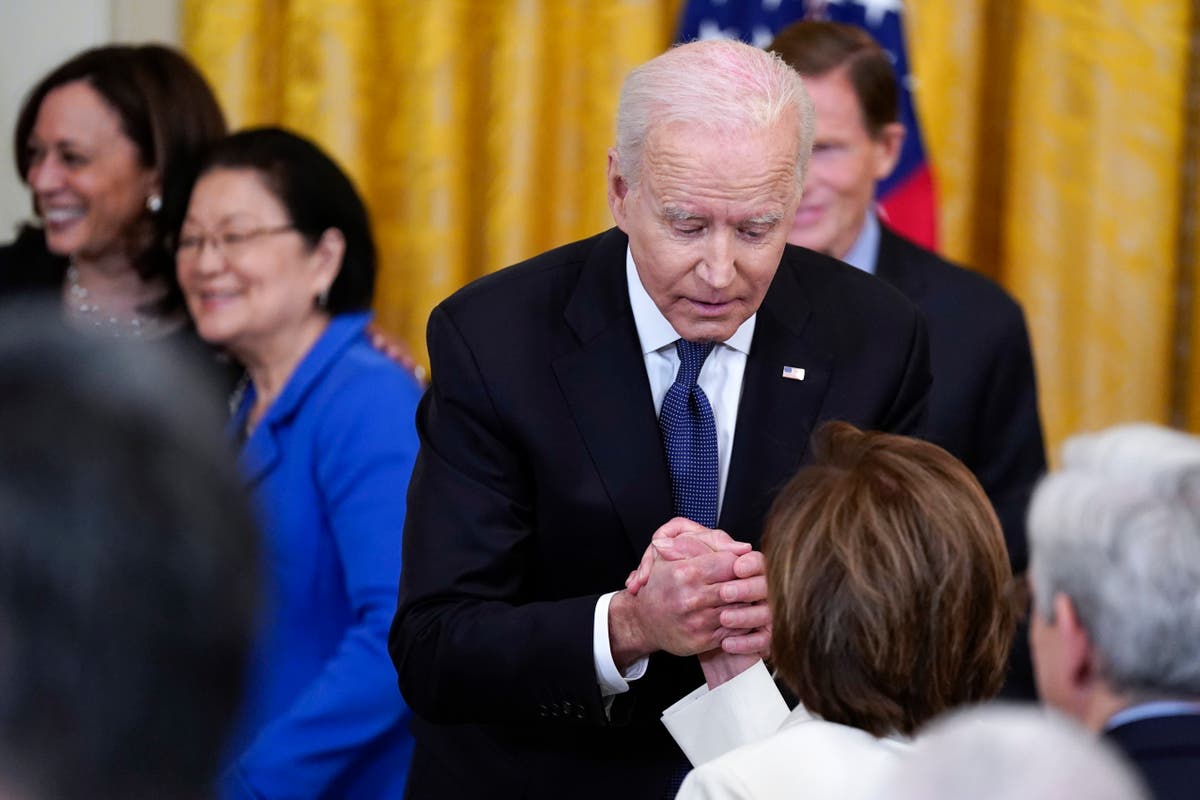 New vibe at White House: Hugs are in; masks are (mostly) out New vibe at White House: Hugs are in; masks are (mostly) out