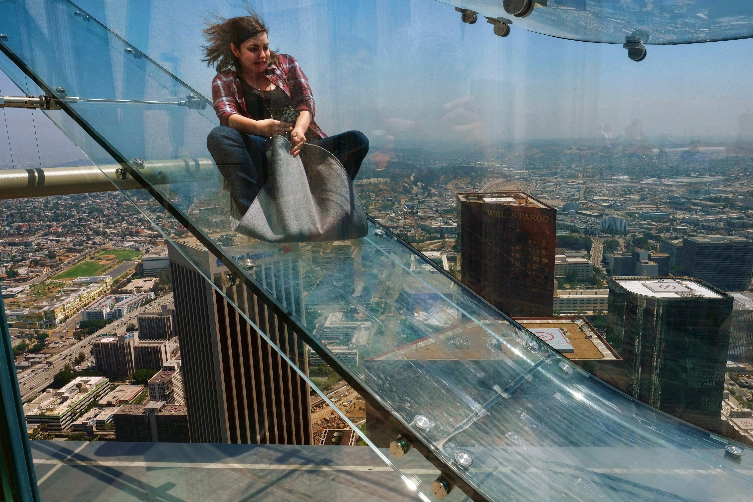 Высоко продвинутый. Стеклянная горка Skyslide, Лос-Анджелес, США. Прозрачная горка на высоте 300 метров на стене. Skyview Дубай горка. Смотровая в Лос Анджелесе.
