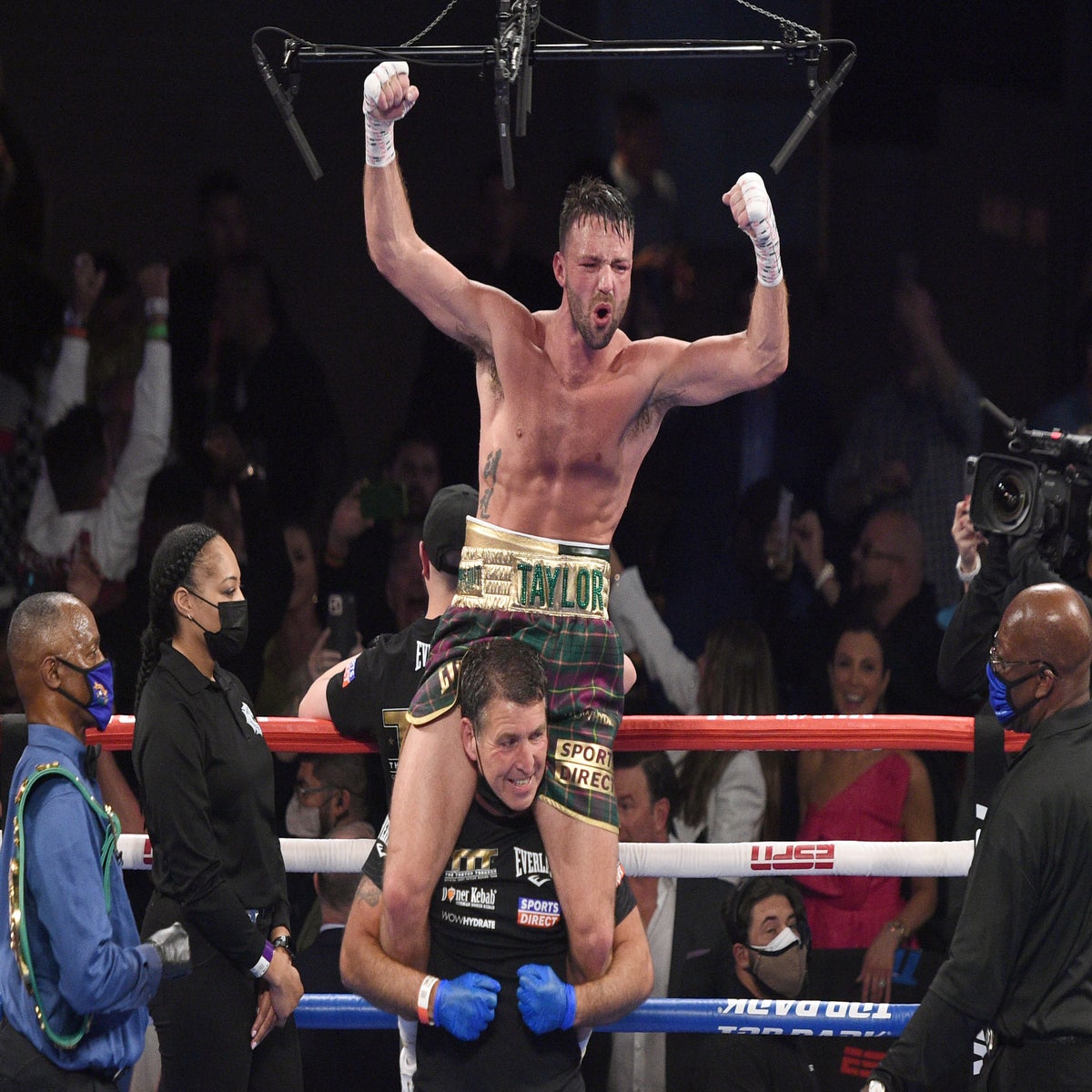 Classy Josh Taylor unifies light welterweight division with