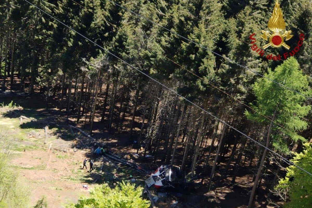 Italian cable car plunges to the ground, killing at least 9 Alps