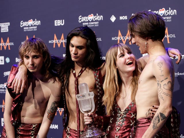 Maneskin en la foto después de su victoria en Eurovisión 2021 el 22 de mayo